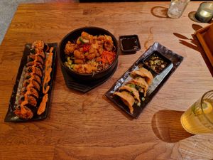 Das war Kimchi Sushi, Frittierter Blumenkohl und Das Rechts ist No.9 (So frittierte Teigtaschen) vorab gab es ne Suppe und die Leckere Limo hat leider nicht bis zum Foto überlebt) at Kini in Hamburg