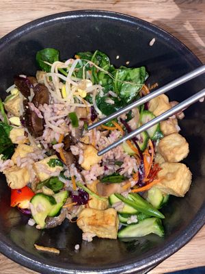 Bibimbap (41) Rotkohlsalat,Zuccini, Shiitake, Champion, Spinat, Möhre, Sojasprossen mit Topping fritierter Tofu  at Kini in Hamburg