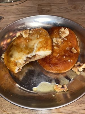Nachtisch: mit Zimt, Walnüssen und Zucker gefüllte Pancakes (60)  at Kini in Hamburg
