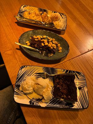 Nachtisch muss sein: Unten: Brownie mit Eis, Mitte: Snickers-Riegel, oben: Appel Gyoza mit Eis  at WIT-LOF in Den Burg
