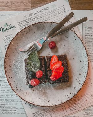 Vegan chocolate brownie at Nicolau in Porto