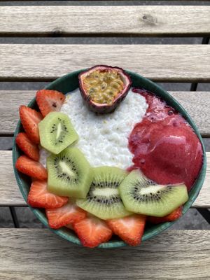 vegan coconut milk rice with fruits  at Nicolau in Porto