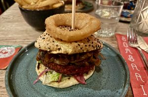 Rote Beete Quinoa Burger • Auf Brioche mit Rotkohl-Chipotle-Krautsalat  at BomBaai Strandbar in Westkapelle