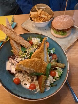 Vegane Bowle mit veganem Hähnchen und Burger mit Chips und Gemüsebratling at Hans im Glück  in Chemnitz
