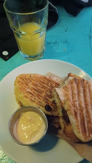Jus d'orange et sandwich Vegan plus mayo vegan at La Graine Brulée in Montreal