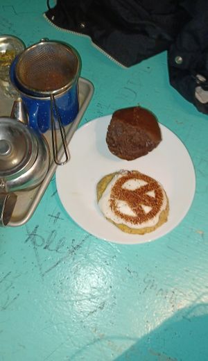Muffin et galette vegan et thé at La Graine Brulée in Montreal