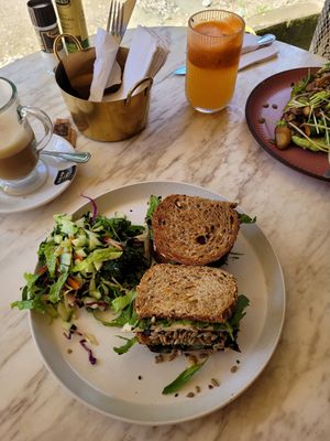 Veggi Version des Capra Tramizini mit Ziegenkäse. Vegane Option ist mit Avocado. at The Bakery in Santa Teresa