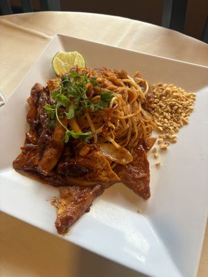 pad thai with tofuu  at Thai Sapa in Springdale