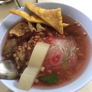 Thin rice noodle in pink soup (Sen lek yen tar fo) at Nang Aharn Jay in Bangkok