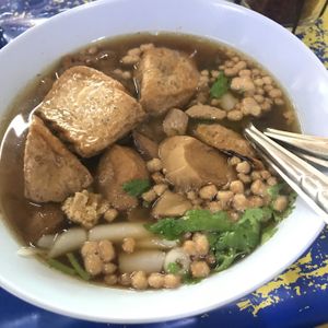 Chinese roll noodle soup with tofu and mock meat (Kuay Jap) at Nang Aharn Jay in Bangkok