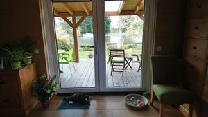 Uitzicht vanaf de woonkamer op de veranda.  at De Groene Mus  in Wervershoof