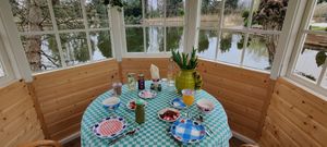 Geweldig vegan ontbijt in het schattige tuinhuis met prachtig uitzicht at De Groene Mus  in Wervershoof