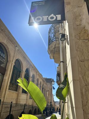 L’un des meilleurs café de Malte avec une sélection de pâtisseries faites maison,  excellentes avec option vegan et gluten free   at Lot Sixty One Coffee in Valletta