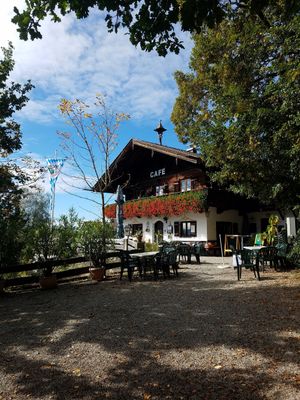 Sitzplätze im Freien, Parkplatz direkt vor der Tür at Café Waltenbergstüberl in Seeon