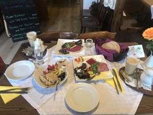 Porridge, belegte Brote und die Brotzeit  at Café Waltenbergstüberl in Seeon