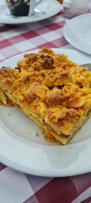 Pfirsich-Streusel at Café Waltenbergstüberl in Seeon
