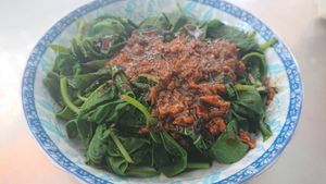 燙青菜 Boiled seasonal veggies (sweet potato leaves) NTD30 at BǎiXiāng SùShí 百香素食 in New Taipei City
