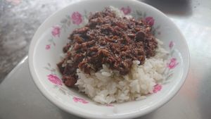 素香飯 rice with veggy meat sauce NTD30 at BǎiXiāng SùShí 百香素食 in New Taipei City