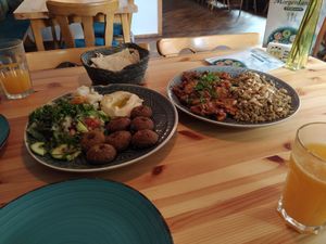 Falafelteller und Gemüsevariation (gegrillt und gekocht) at Projekt Morgenland in Horb Am Neckar