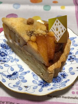 大きなリンゴが沢山！でグルテンフリーのリンゴタルト🍎食べごたえもありました! at The Vegan Marshmallooow in Tokyo