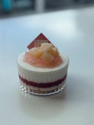 Peach cheesecake at The Vegan Marshmallooow in Tokyo