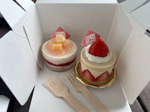 Peach Cheesecake and Strawberry Creamcake at The Vegan Marshmallooow in Tokyo