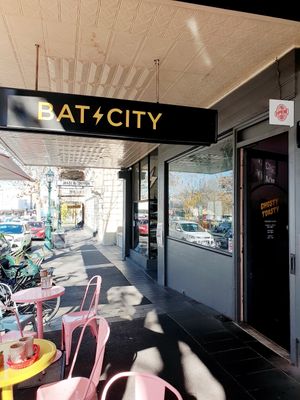 Outdoor seating at Ghosty Diner in Bendigo