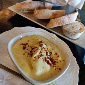 Lemon Alfredo sauce and ciabatta bread slices at Ka Papa Cuisine in Sarasota