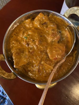 This is a vegan jackfruit curry with a thick bean sauce I had with white rice (13-14€)  at Mahadosa in Hamburg