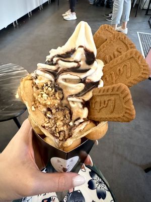 Vegane Waffel mit Softeis, Spekulatius und Nüssen. Lecker   at Prinzessin Eisbär in Hamburg