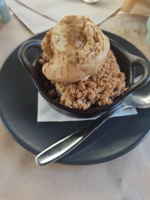 Crumble and ice cream at Parsley and Thyme in Silves