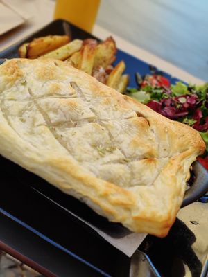 Hot in a Pot: Überbackenes Esskastanien-Ragout mit Fritten und Salat. at Parsley and Thyme in Silves
