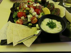Griechische Mezze Platte at Parsley and Thyme in Silves