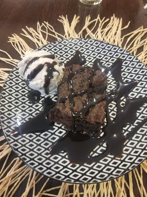 Brownie plus Eis at Parsley and Thyme in Silves