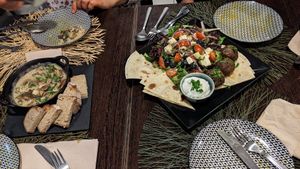 Mushrooms mit garlic und griechischer Salat at Parsley and Thyme in Silves