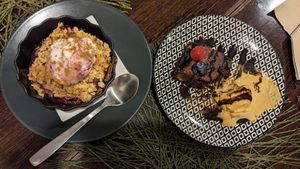Apple Crumble mit Vanilleeis und Brownie mit Karamelleis at Parsley and Thyme in Silves