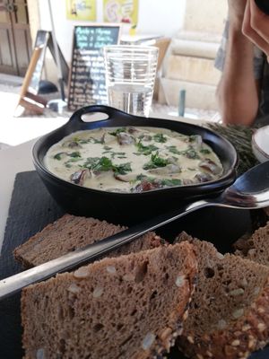 Mushrooms with garlic at Parsley and Thyme in Silves