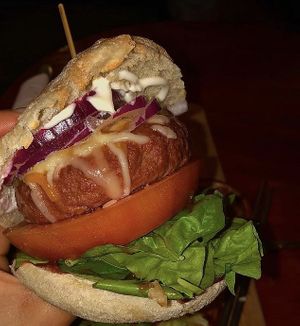 "PENNY BURGER" entre pan de vidrio, con
queso ahumado vegano, espinacas, tomate, cebolla, salsa
barbacoa y #veganmayo + fritas de boniato. at Penny Banger in Barcelona