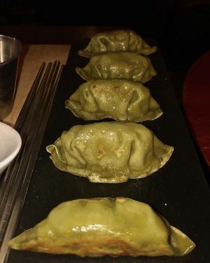 "GO GO GYOZAS" con salsa de soja y sésamo para
dippear, las sirven acompañadas de un pickle dulce de
malasia.  at Penny Banger in Barcelona