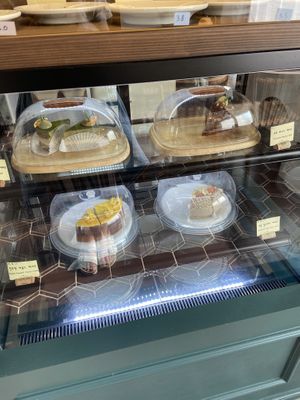 Cake choices at Pengohoda - 펜고호다 in Jeju