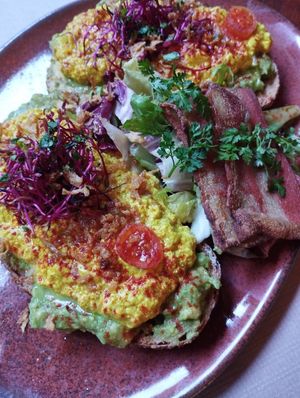 Toast avocado with scrambled tofu at Faire Brunch & Drinks in Barcelona