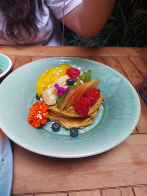 Tortitas veganas con fruta.   at Faire Brunch & Drinks in Barcelona