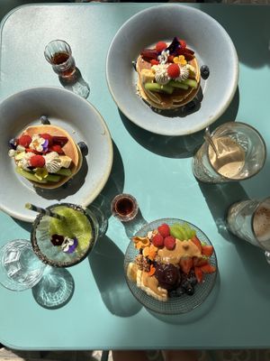 Açaí bowl and pancakes  at Faire Brunch & Drinks in Barcelona