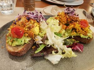 Tofu avocado toast at Faire Brunch & Drinks in Barcelona