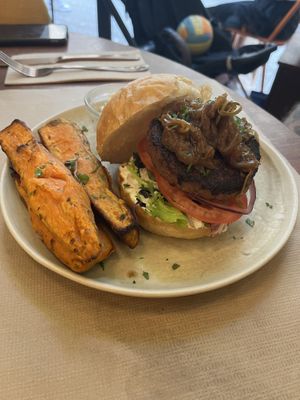 Egg Beyond Burger (vegan Option)  at Faire Brunch & Drinks in Barcelona
