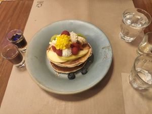 The blueberry 🥞 with fresh fruit + maple syrup and choc sauce at Faire Brunch & Drinks in Barcelona