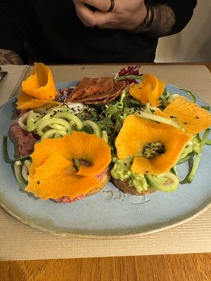 Avocado -Beetroot Toast mit veganem Speck  at Faire Brunch & Drinks in Barcelona