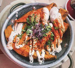 Sweet potatoes with vegan truffles mayo. Sooo good 🤤  at Faire Brunch & Drinks in Barcelona