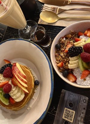 Vegan pancakes and chia puddingg  at Faire Brunch & Drinks in Barcelona