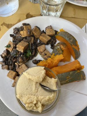 Hummus, tempeh ai funghi e zucca  at Il Mercato Verde in Milan